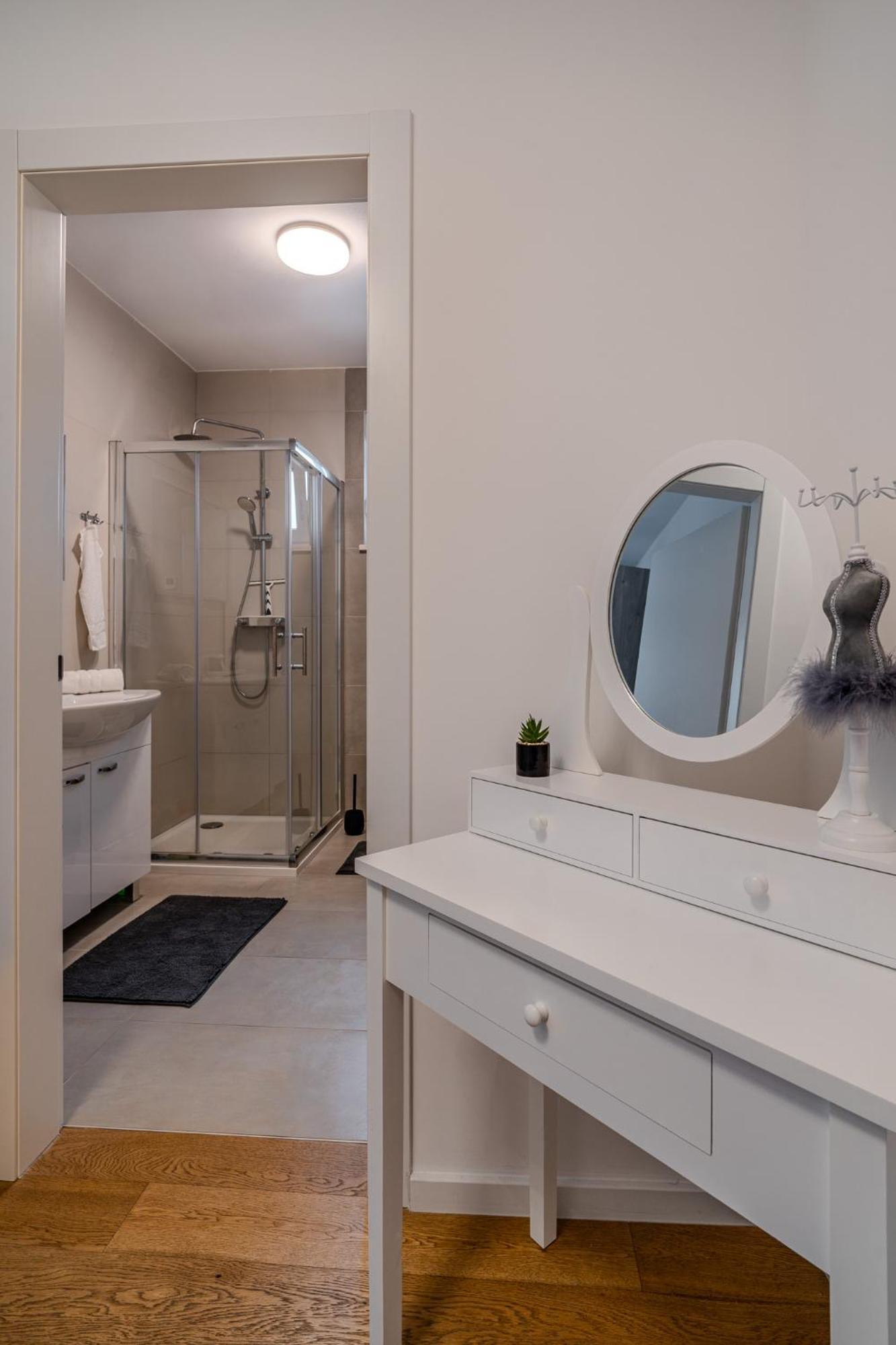 Korina - Free Private Parking Apartment